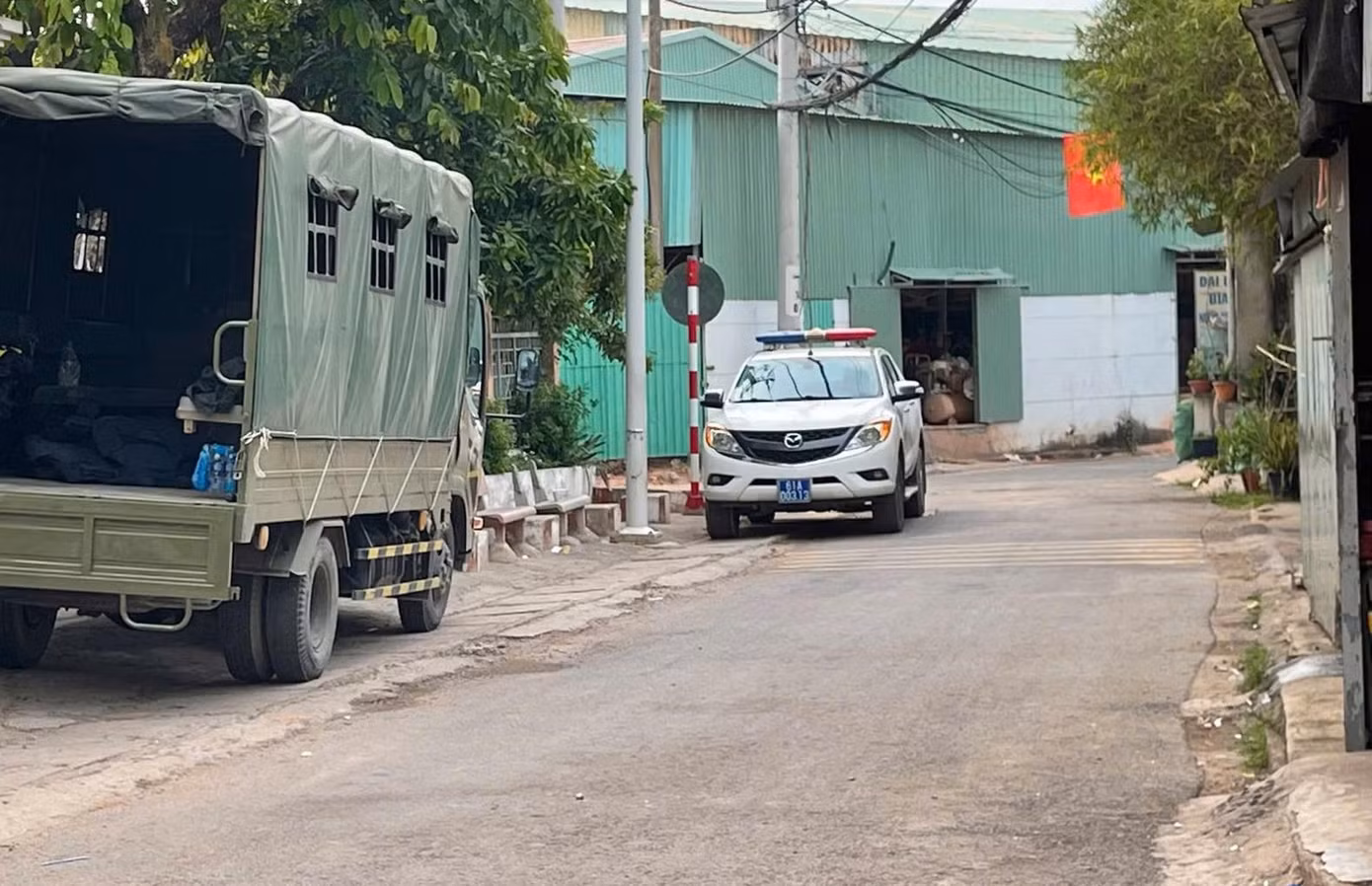 Hẻm vào khu nhà trọ nơi xảy ra vụ việc Hẻm vào khu nhà trọ nơi xảy ra vụ việc
