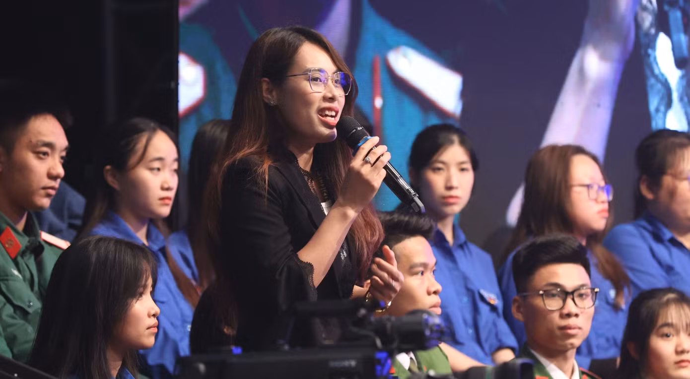 Chị Nguyễn Thu Hương - Tổng Giám đốc Công ty CP AZMAX đặt câu hỏi tại diễn đàn “Tiếng nói tuổi trẻ - Hành động của Đoàn” năm 2024.