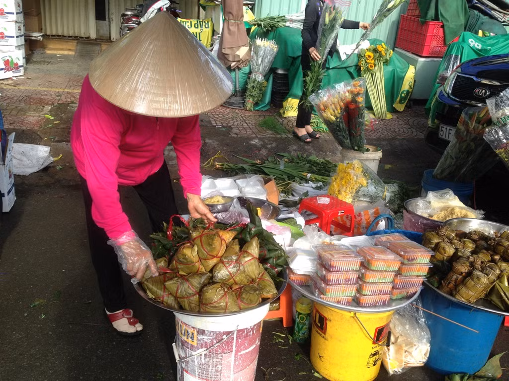 'Lá xông, bánh ú nước tro' đắt hàng trước tết Đoan Ngọ ảnh 8