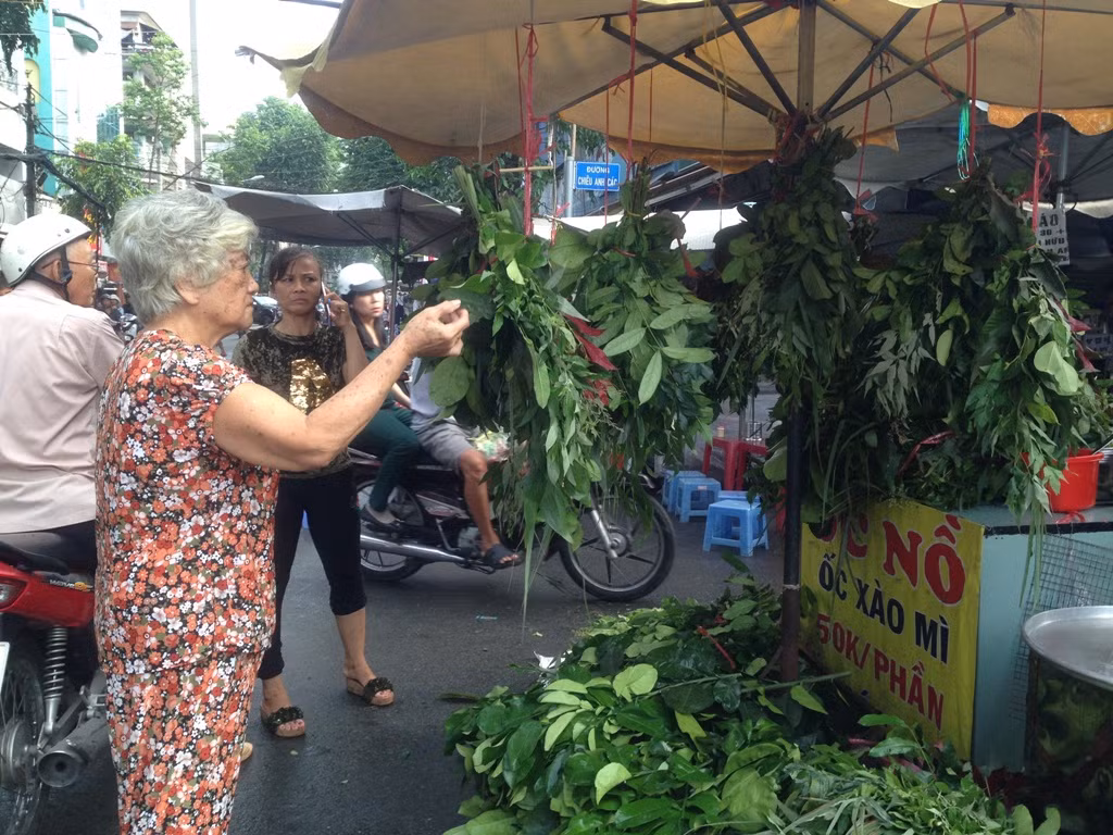 'Lá xông, bánh ú nước tro' đắt hàng trước tết Đoan Ngọ ảnh 1