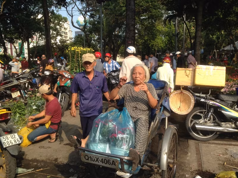 100.000 đồng/4 chậu hồng ngày 30 Tết ở Sài Gòn ảnh 10