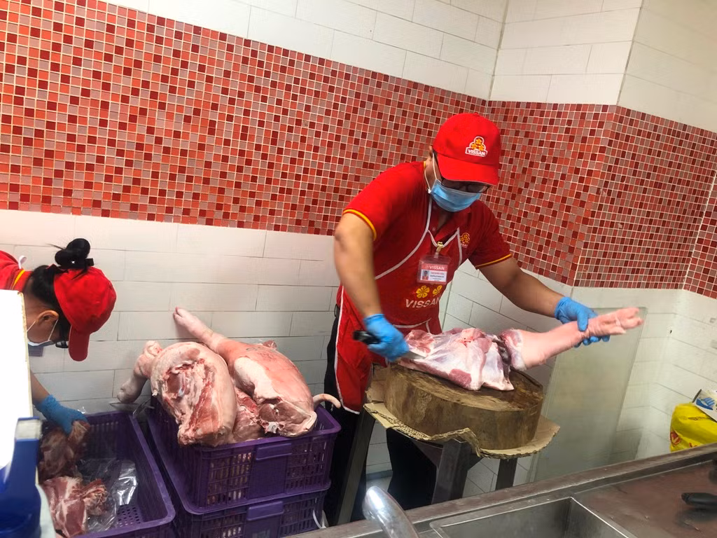 Doanh nghiệp không dám hạ giá thịt heo vì sợ dân nghi 'có vấn đề' ảnh 12