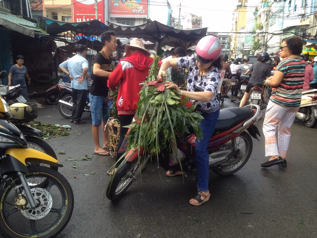 'Lá xông, bánh ú nước tro' đắt hàng trước tết Đoan Ngọ ảnh 3