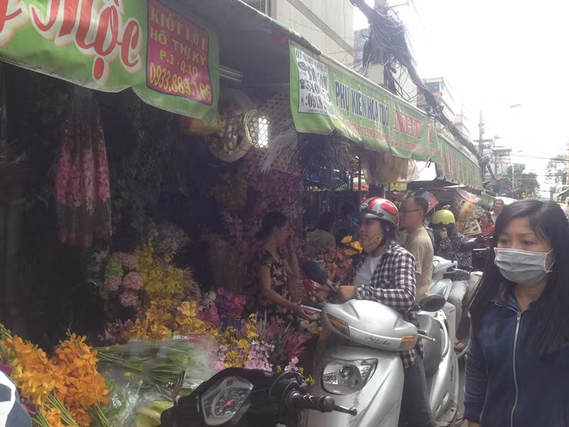 Hàng ngàn người chen chân ở chợ hoa sỉ lớn nhất Sài Gòn ảnh 5