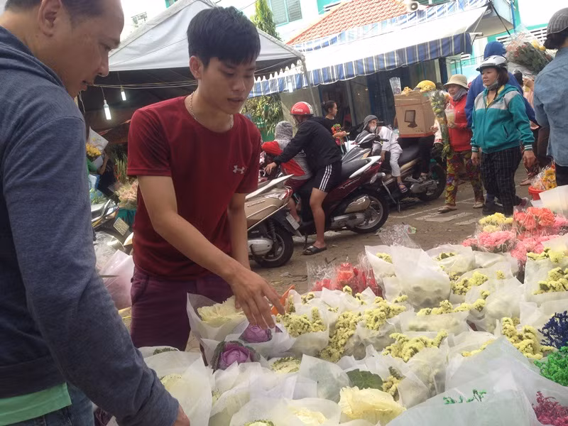 Hàng ngàn người chen chân ở chợ hoa sỉ lớn nhất Sài Gòn ảnh 3
