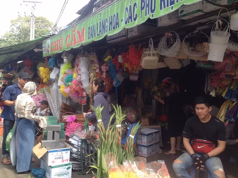Hàng ngàn người chen chân ở chợ hoa sỉ lớn nhất Sài Gòn ảnh 16