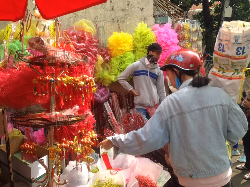 Hàng ngàn người chen chân ở chợ hoa sỉ lớn nhất Sài Gòn ảnh 15