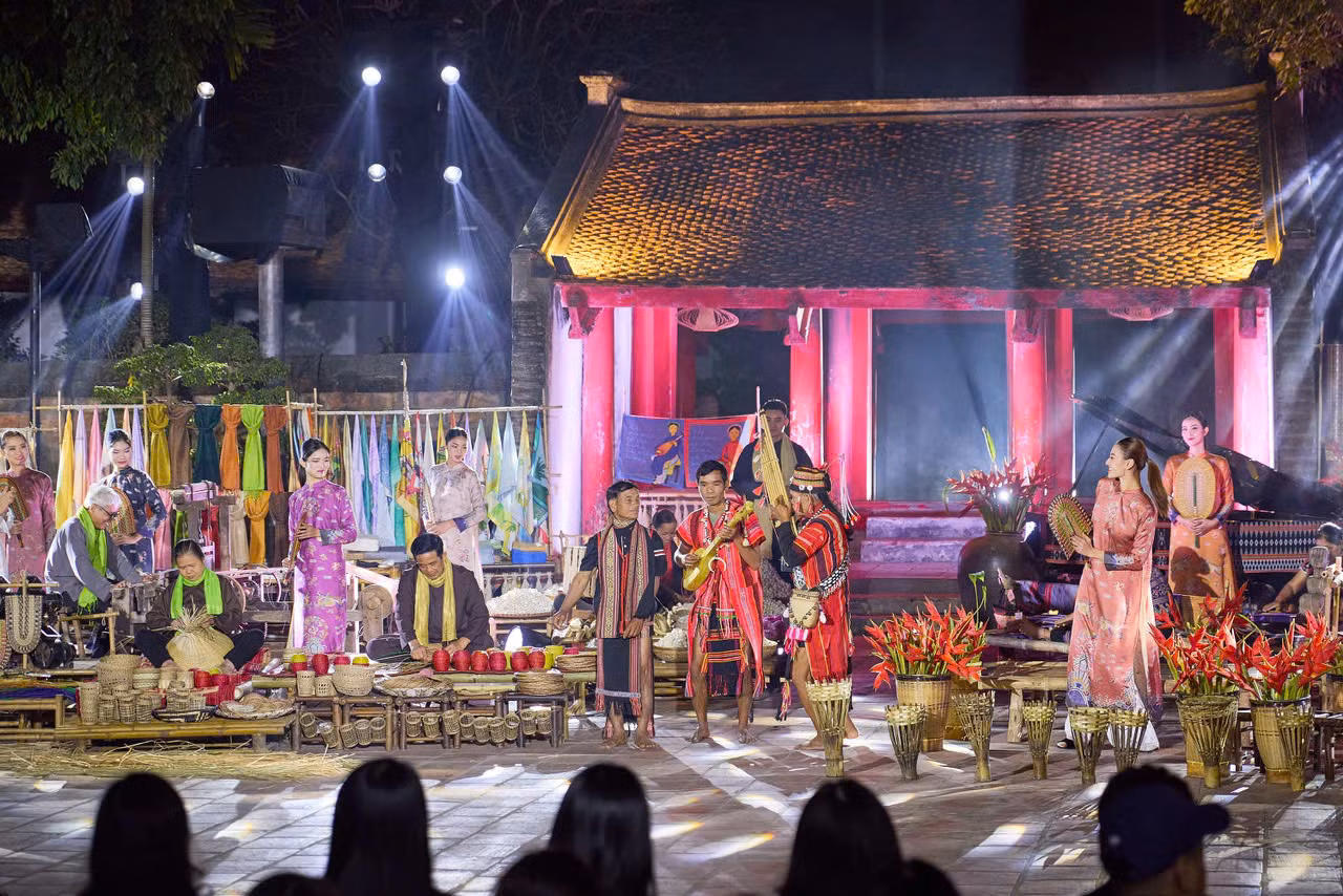 Đêm thời trang ca nhạc 4/1 giới thiệu 10 bộ sưu tập áo dài và trang phục thổ cẩm của các nhà thiết kế Silky Vietnam, Viết Bảo, Minh Hạnh.