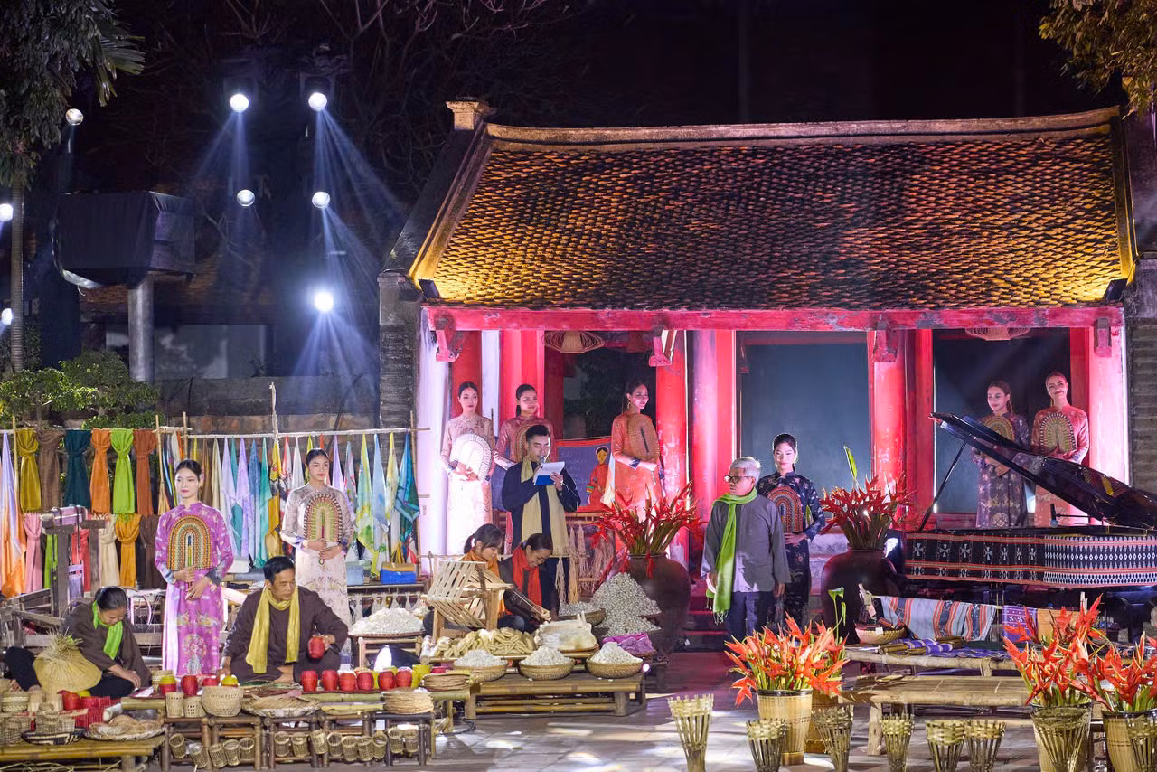 Đêm thời trang ca nhạc 4/1 giới thiệu 10 bộ sưu tập áo dài và trang phục thổ cẩm của các nhà thiết kế Silky Vietnam, Viết Bảo, Minh Hạnh.