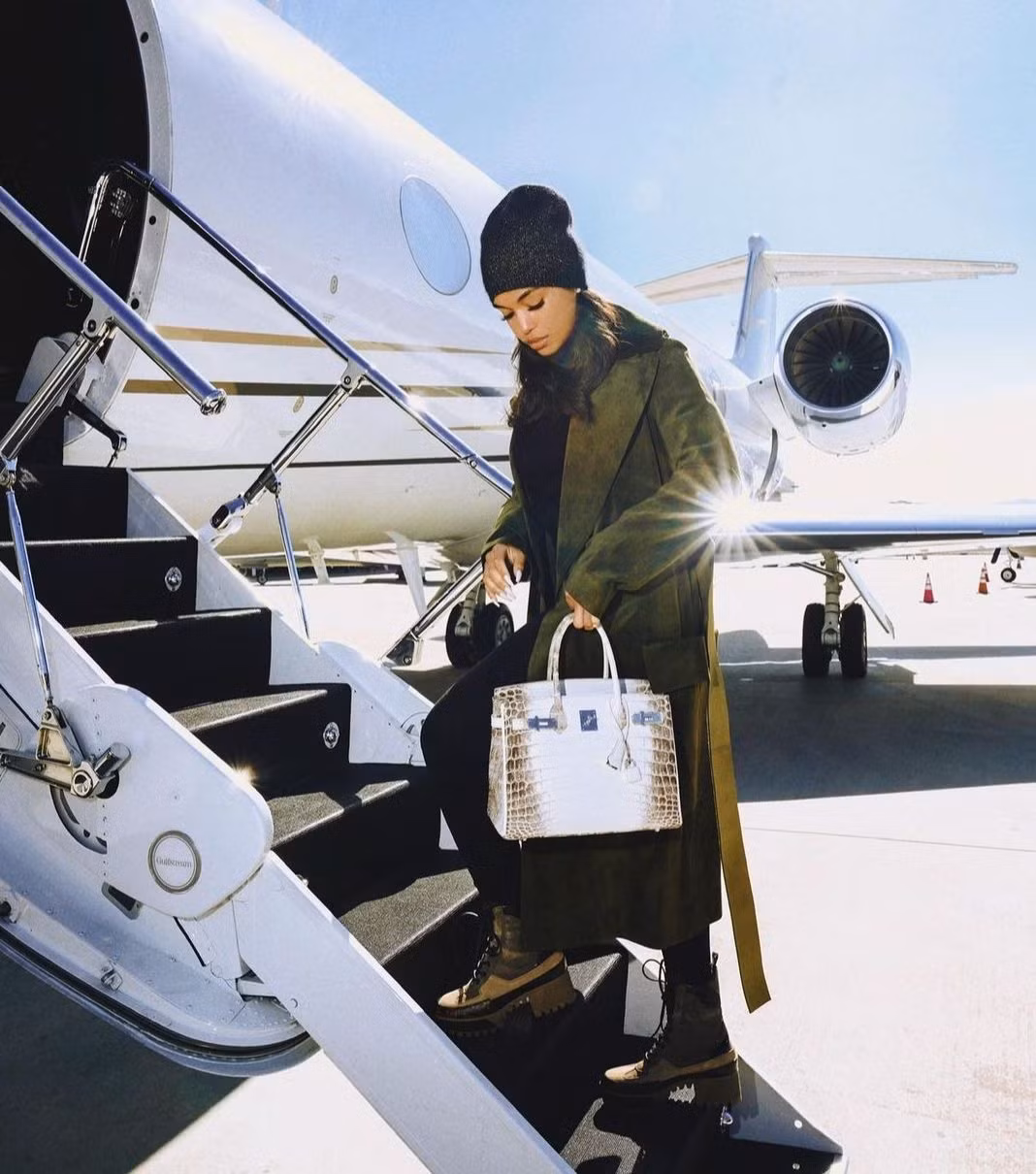 Vợ Steve Harvey, Marjorie Elaine Harvey, và con gái của bà, Lori Harvey, đều có cho mình một chiếc Himalaya Birkin. Điểm khác biệt là chiếc của Marjorie đính kim cương - phiên bản đắt nhất của dòng túi Hermès. Năm 2022, một chiếc túi tương tự được bán đấu giá thành công với mức giá 450.000 USD tại Sotheby's. Ảnh: IG.