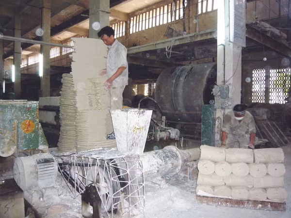 Làm việc vất vả, nặng nhọc nhưng công nhân Cty Hapoco chỉ nhận được trung bình từ 2,1 đến 2,8 triệu đồng/tháng 