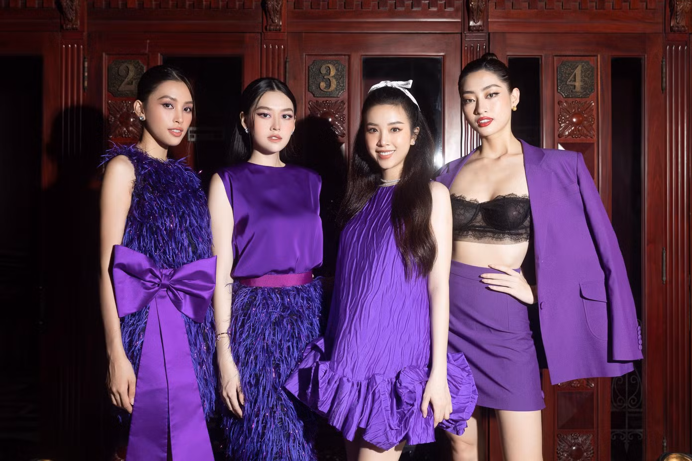 Trước đó do trời mưa lớn nên thảm đỏ của sự kiện đã bị huỷ. Các người đẹp phải di chuyển vào bên trong khu vực bưu điện thành phố để chụp ảnh. Lương Thùy Linh được chú ý với phong cách sexy khi đọ dáng cùng Hoa hậu Tiểu Vy, Á hậu Tường San, Thúy An ở sự kiện.