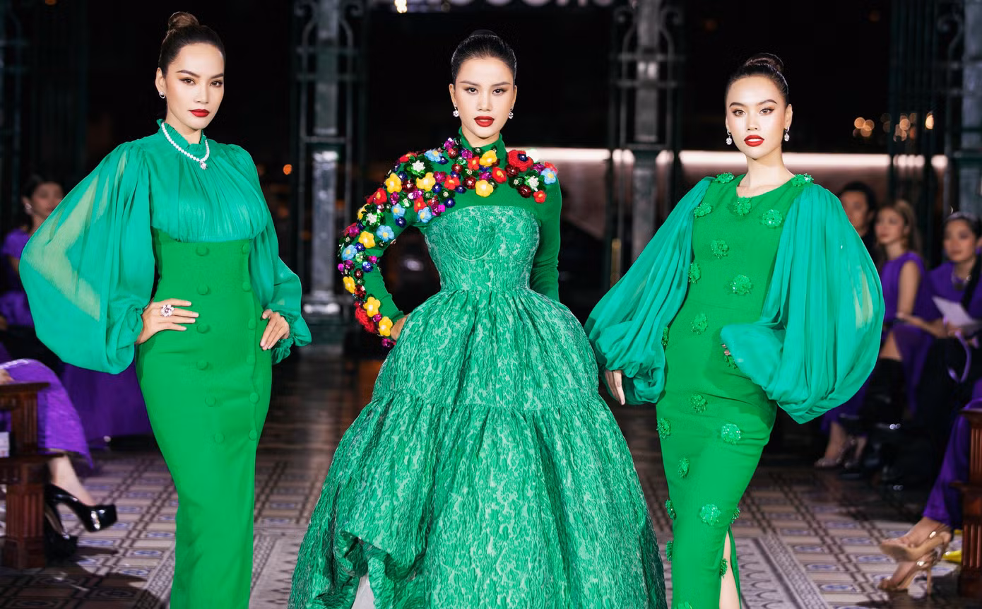 Người mẫu Hương Ly và Lê Hoàng Phương cùng xuất hiện trên sàn catwalk. Các người đẹp diện trang phục cùng tông màu xanh, gợi nhớ về mùa lễ hội Giáng sinh.