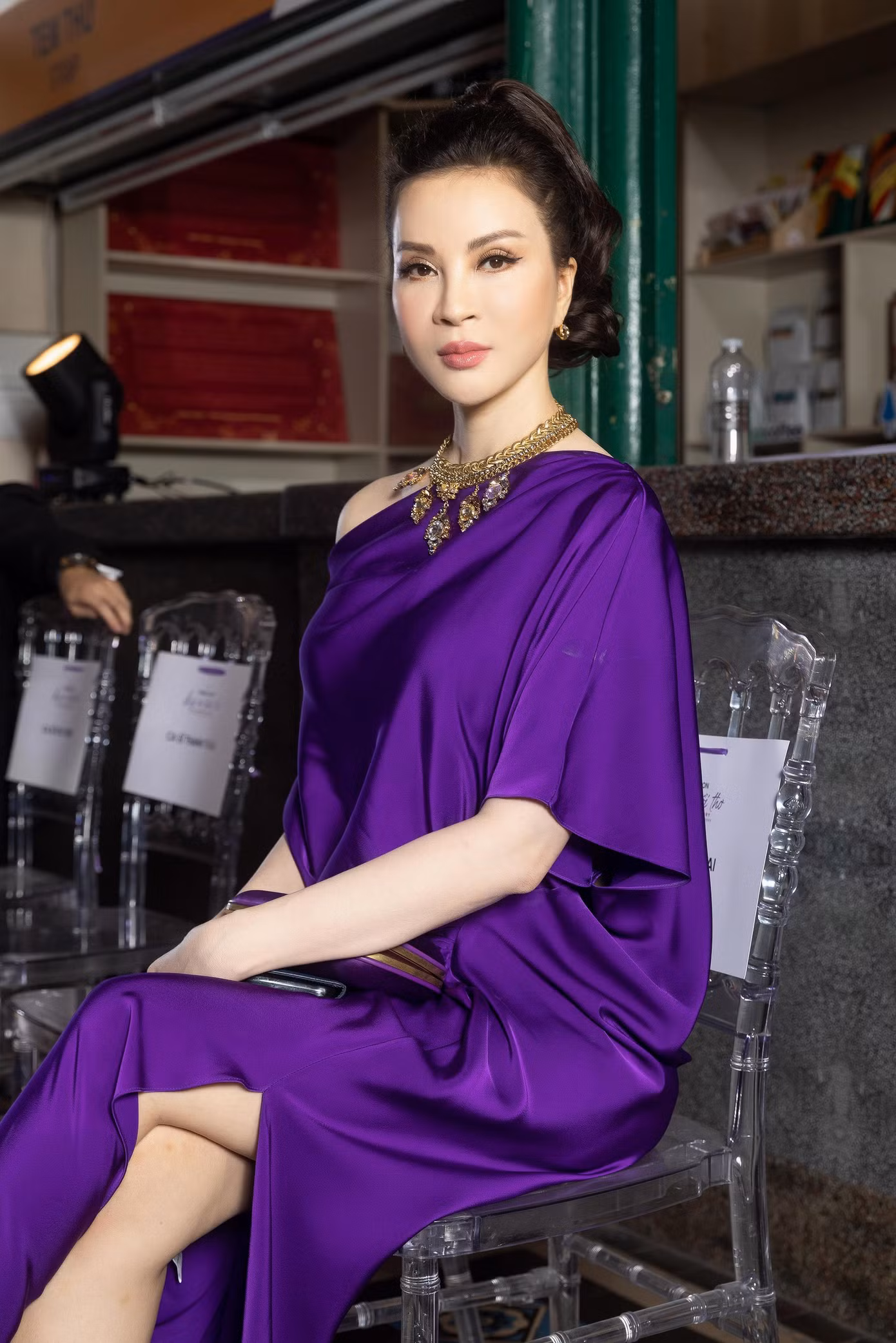 Hoa hậu Hương Giang và MC Thanh Mai chọn váy dáng suông thanh lịch, sang trọng.