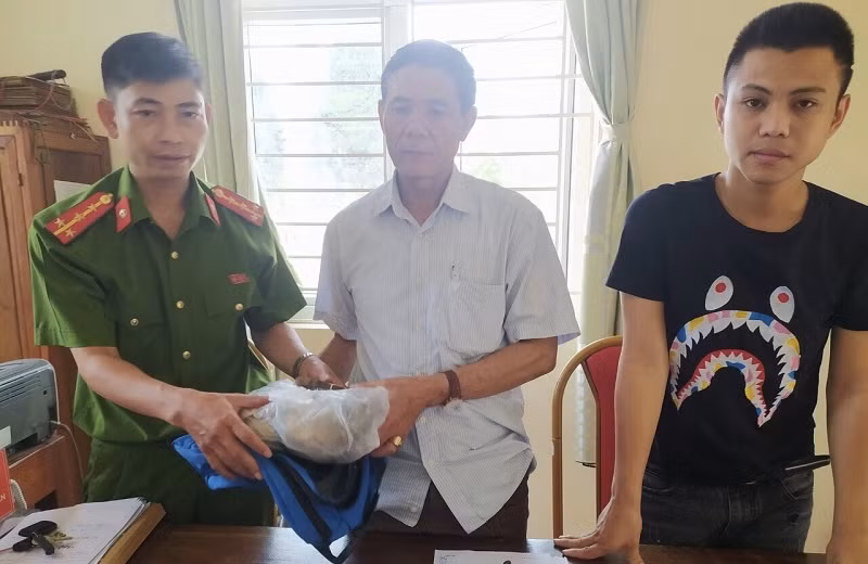 Nam thanh niên nhặt được 50 triệu đồng trả cho người đánh mất ảnh 1