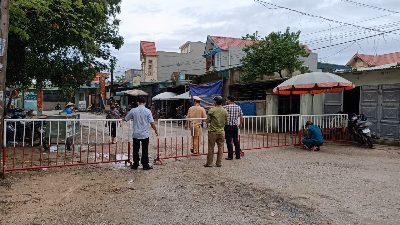 Thanh Hoá phong tỏa 284 hộ dân liên quan ca mắc COVID-19 số 748 ảnh 1