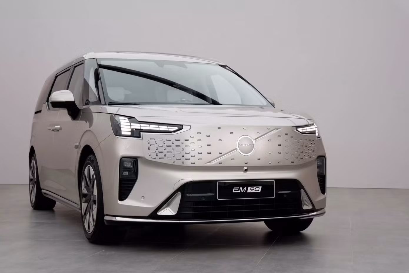 Là mẫu xe điện nên Volvo EM90 không được trang bị lưới tản nhiệt. Ảnh: Volvo.