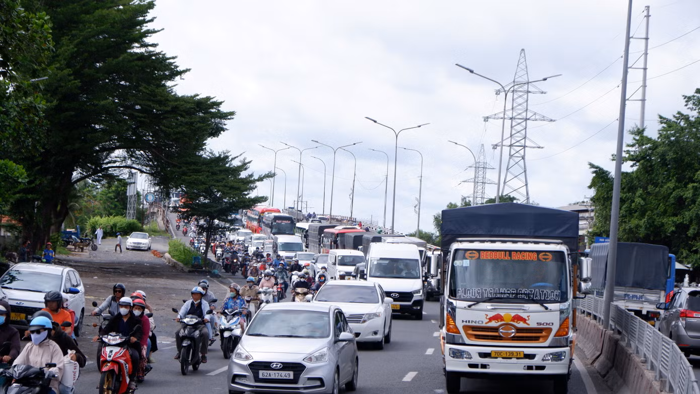 Quốc lộ 1 - cửa ngõ phía tây TPHCM. Ảnh: Hữu Huy