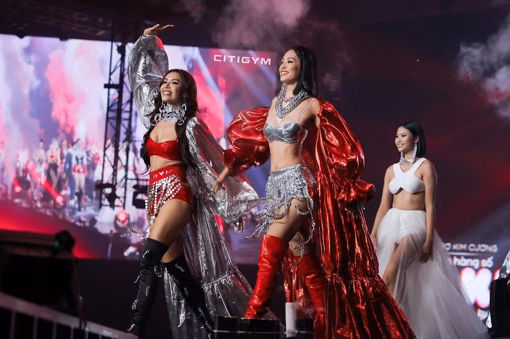 Tiểu Vy và Minh Tú gây bất ngờ khi trở thành vedette tại Concert Rap Việt