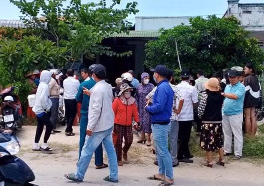 Người dân phát hiện 4 mẹ con bị chết bất thường trong nhà ở Khánh Hòa. Ảnh: T.L.