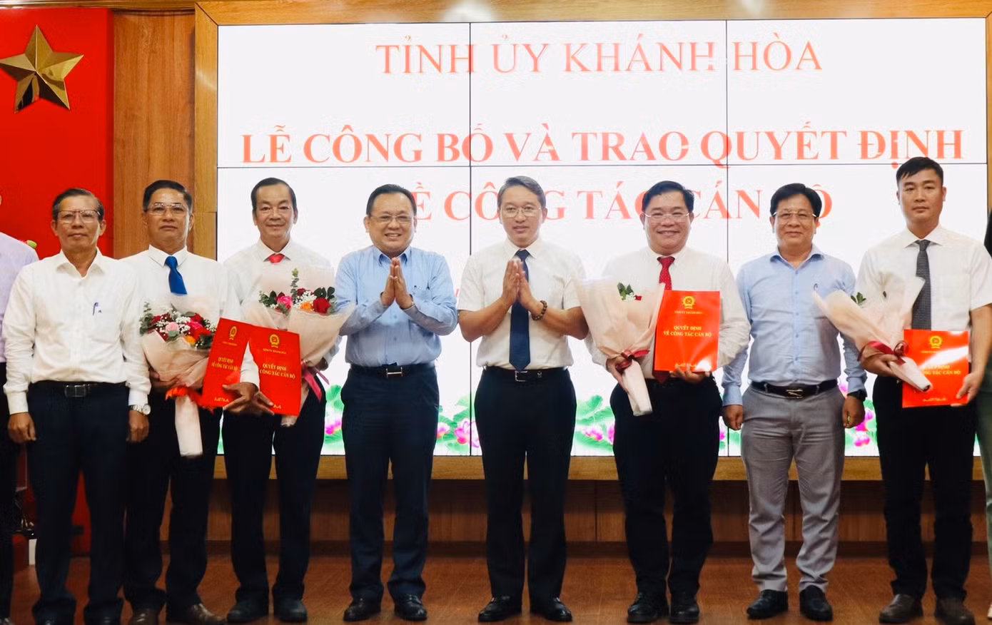 Lãnh đạo Tỉnh uỷ, UBND tỉnh Khánh Hòa và các đồng chí được điều động, bổ nhiệm. Ảnh: X.T.