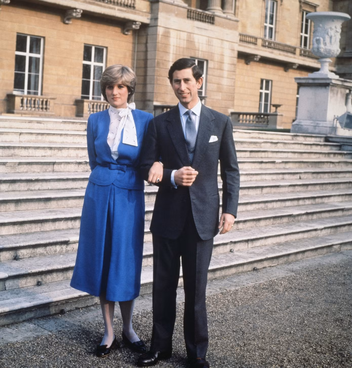 Khi Thái tử Charles và Quý cô Diana Spencer tuyên bố đính hôn vào tháng 2/1981, cô dâu tương lai của Hoàng gia Anh chọn chiếc váy màu xanh đồng bộ với nhẫn đính hôn bằng sapphire, kết hợp áo sơ mi thắt nơ nữ tính và giày bệt màu đen. Ảnh: Getty Images.