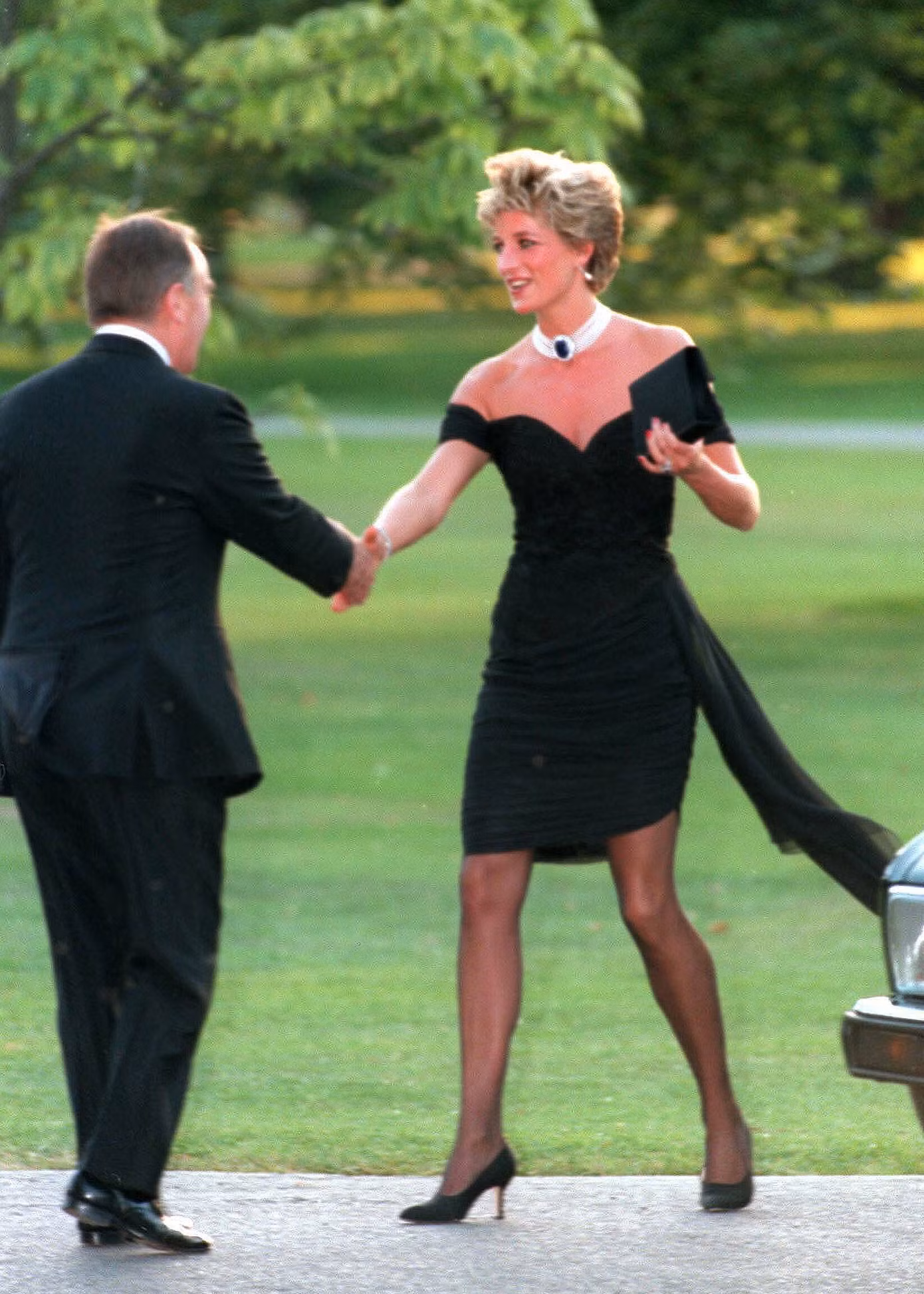 Chiếc váy báo thù nổi tiếng được Công nương Diana diện vào tháng 11/1994 sau khi Thái tử Charles thừa nhận ngoại tình trên TV. Đây cũng là bộ cánh đánh dấu sự chuyển đổi sang phong cách táo bạo hơn của bà mẹ hai con sau khi kết thúc cuộc hôn nhân không tình yêu. Ảnh: WireImage.