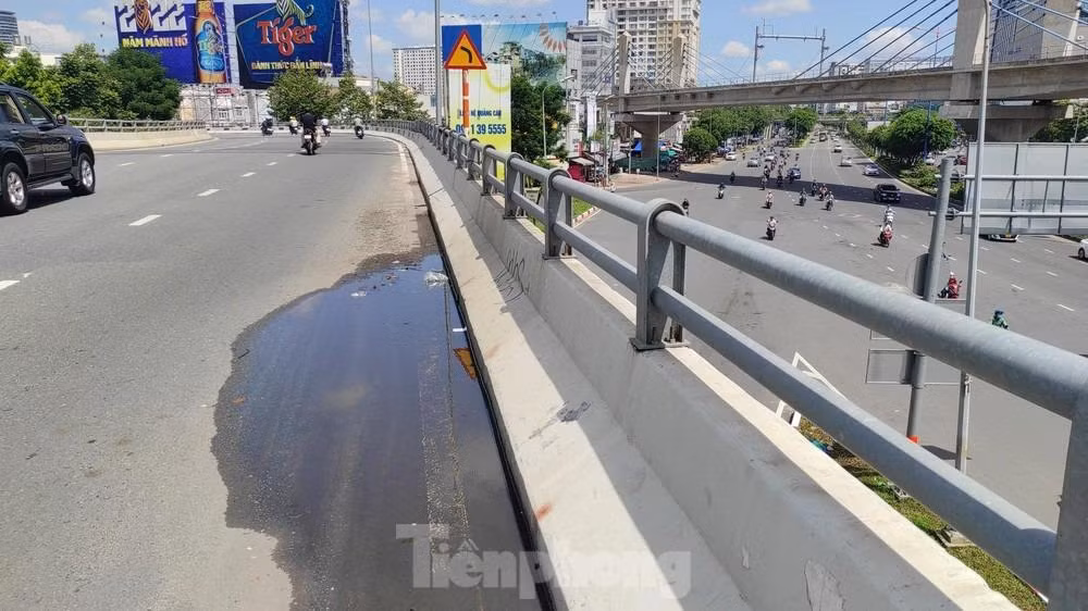 Nước mưa đọng ở giữa cầu vượt Nguyễn Hữu Cảnh. Ảnh: HỮU HUY