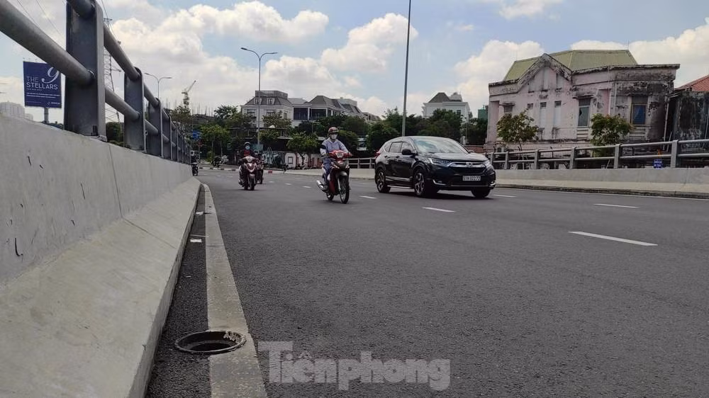 Phương tiện lưu thông trên cầu vượt Nguyễn Hữu Cảnh, quận Bình Thạnh. Ảnh: HỮU HUY