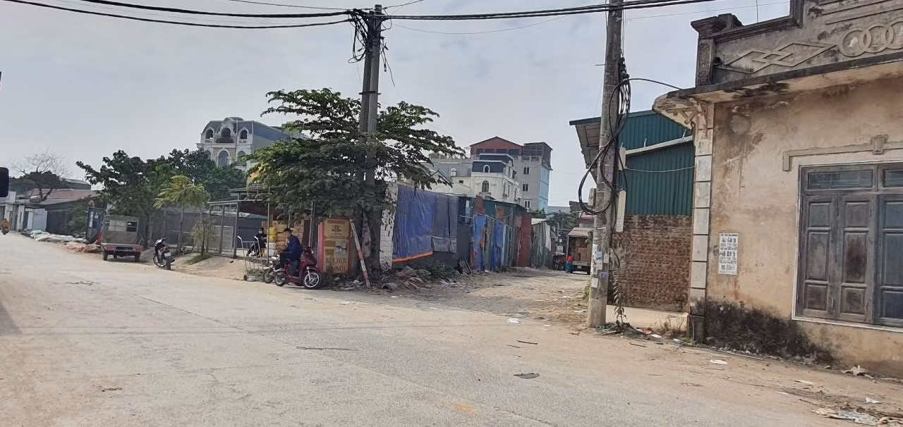 Đất nền ở các khu vực đường Vành đai 4 sẽ đi qua tại huyện Hoài Đức, gần cụm công nghiệp Dương Liễu, cầu vượt Song Phương có giá trên 100 triệu/m2.
