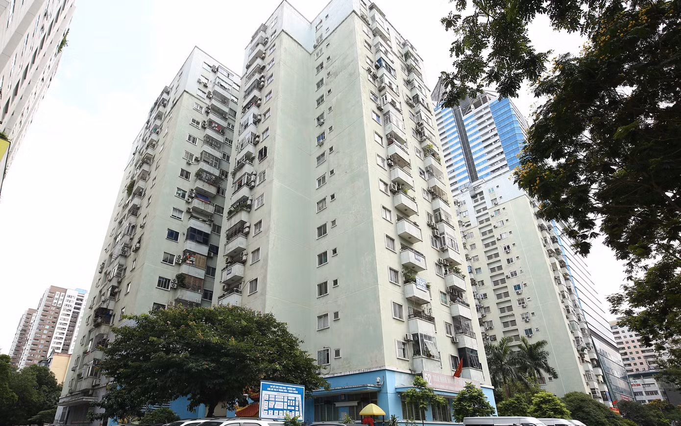 Trong 5 tháng đầu năm, mặt bằng giá chung cư Hà Nội tăng mạnh so với cùng kỳ năm trước, trong đó lượt tìm kiếm chung cư phân khúc cao cấp và trung cấp tăng cao nhưng lại giảm ở phân khúc bình dân.