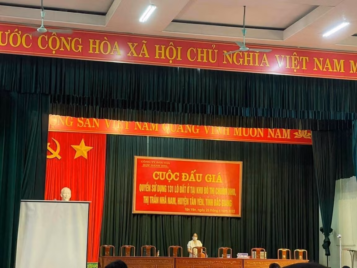 131 lô đất ở tại Khu đô thị Chuôm Nho, thị trấn Nhã Nam (Tân Yên, Bắc Giang) vừa đấu giá thành công với tổng số tiền trúng đấu giá 317 tỷ đồng, tăng so với giá khởi điểm 139 tỷ đồng.
