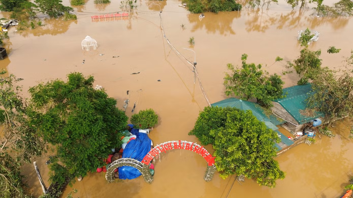 Ghi nhận thực tế, nhìn từ trên cao, toàn bộ cảnh quan của bãi đá sông Hồng đều chìm trong biển nước. Nếu không có tấm biển trồi khỏi mặt nước, nhiều người sẽ không thể biết được nơi này từng là vườn hoa, thu hút đông khách du lịch nhất nhì Hà Nội.