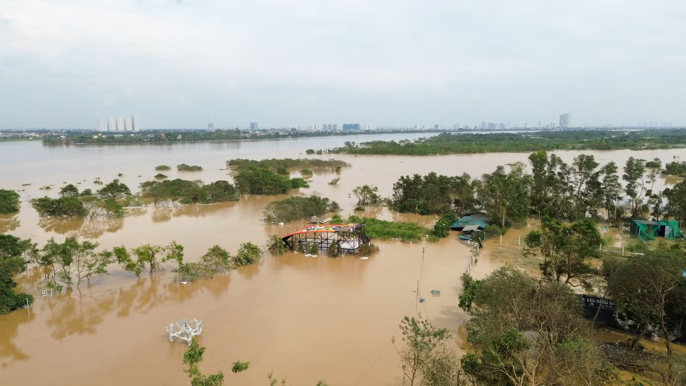 Chia sẻ với phóng viên, nhiều người dân cho biết, với việc ngâm trong nước lũ nhiều ngày, toàn bộ hoa của bãi đá sông Hồng sẽ bị hủy hoại hoàn toàn, không khác gì "xóa sổ". Trong khi đó, các hạng mục khác phần vì bị lũ cuốn trôi, phần còn lại cũng phải sửa chữa đến 80% hoặc thay mới hoàn toàn.