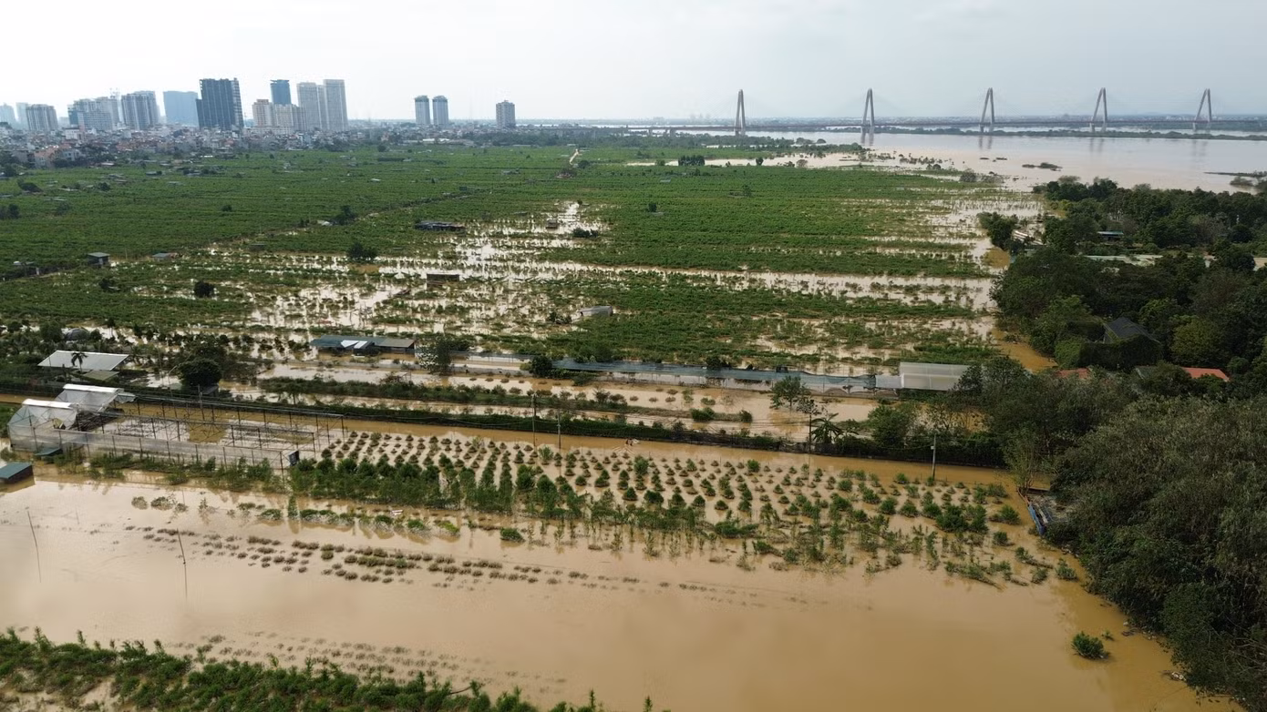 Lũ trên sông Hồng tại Hà Nội đã giảm trong đêm qua. Tính đến 6h sáng 13/9, theo số liệu của Ban Chỉ huy phòng chống thiên tai và tìm kiếm cứu nạn thành phố Hà Nội, mực nước lũ là 10,05m, dưới báo động 2 là 45cm, đồng thời giảm 1,32m so với thời gian đạt đỉnh vào đêm ngày 11/9. Dự báo ngày và đêm nay, lũ trên sông Hồng xuống dần dưới mức báo động 1.