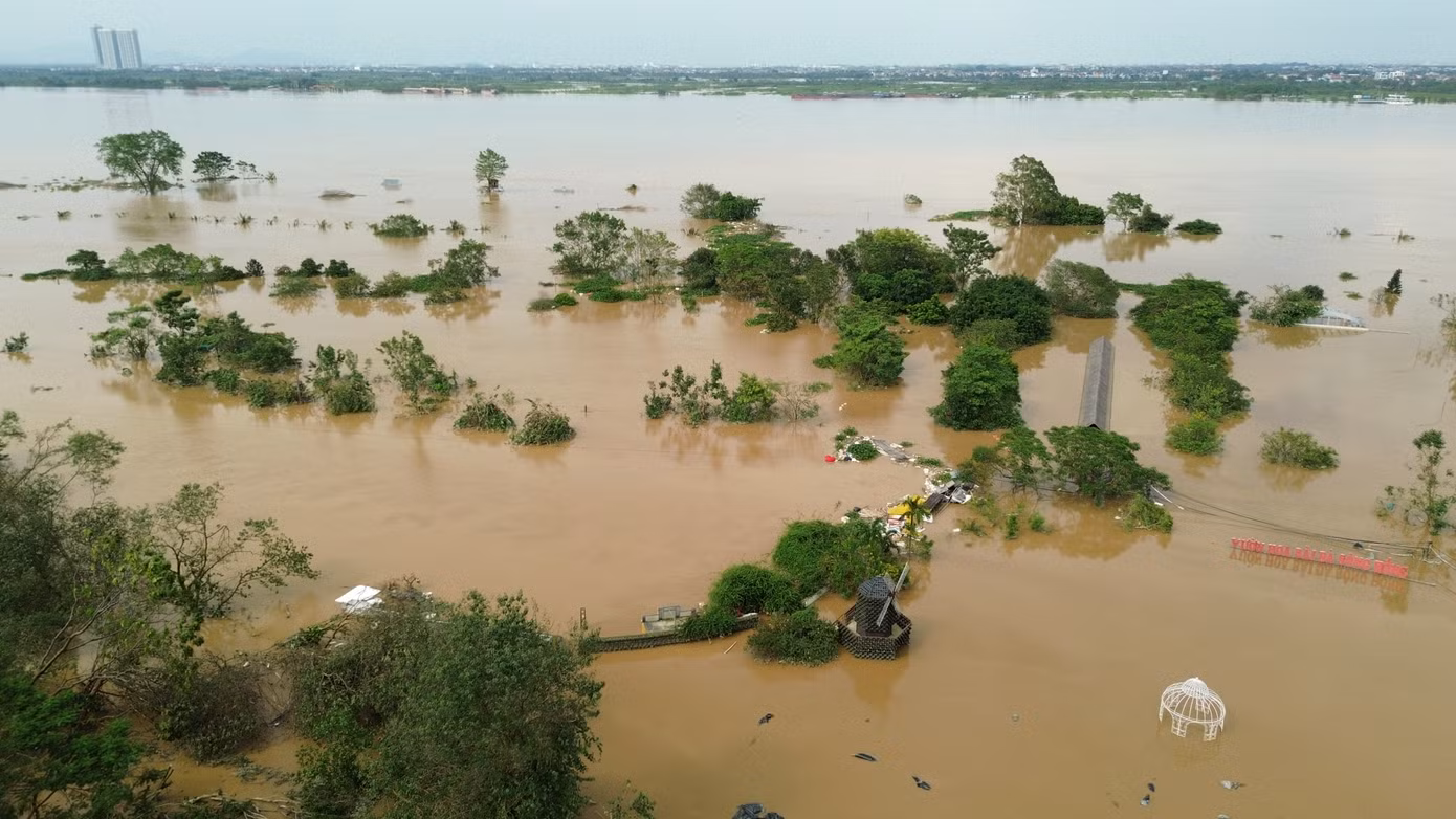 Tuy nhiên, vài ngày gần đây khu vực bãi đá sông Hồng dường như biến mất khỏi tầm nhìn của nhiều người vì nước lũ dâng cao.