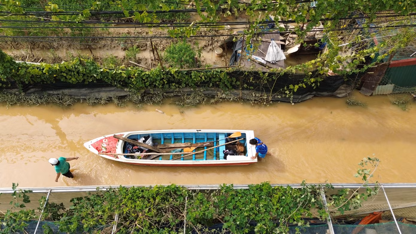 Liên quan đến tình trạng lũ lụt hiện tại, sáng nay (13/9), lũ trên thượng lưu các sông miền Bắc đã giảm về dưới mức báo động 1 như: sông Thao tại Yên Bái, Bảo Hà, Lào Cai, sông Lô tại Tuyên Quang. Tuy nhiên, tình hình vẫn diễn biến rất phức tạp trên các dòng sông ở trung du, đồng bằng Bắc Bộ.