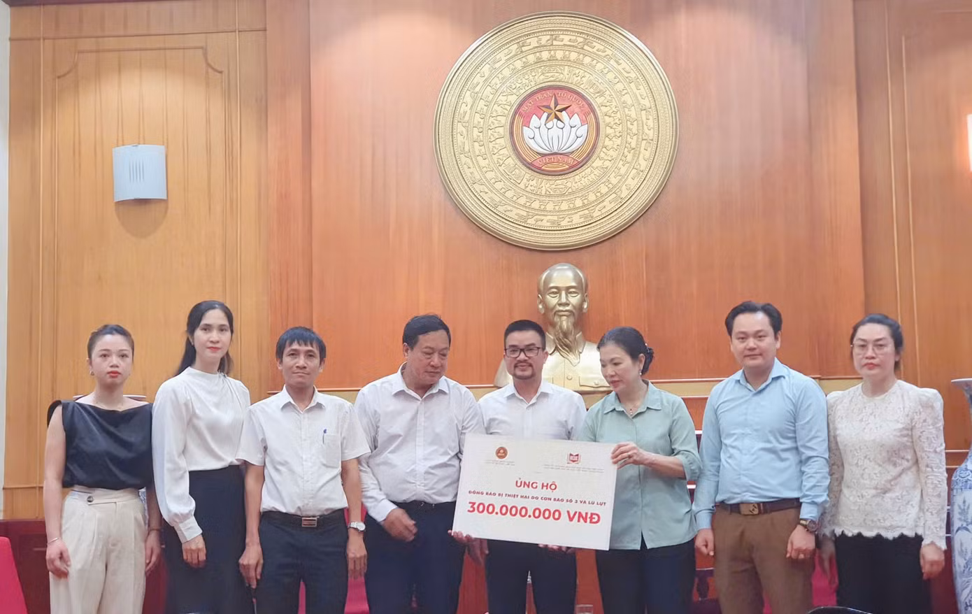 Hội đồng Khởi nghiệp Kinh tế Tri thức Việt Nam (Hiệp hội Khởi nghiệp Quốc gia), cùng Công ty Cổ phần Văn hóa Đọc và Học Việt Nam trao tặng 300 triệu đồng cho Ủy ban Trung ương Mặt trận Tổ quốc Việt Nam.