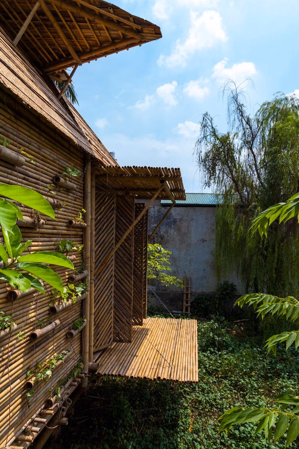 Ngôi nhà ra đời xuất phát từ thực tế quá trình biến đổi khí hậu trên thế giới và Việt Nam ngày càng phức tạp với những trận bão lũ, sạt lở đất.