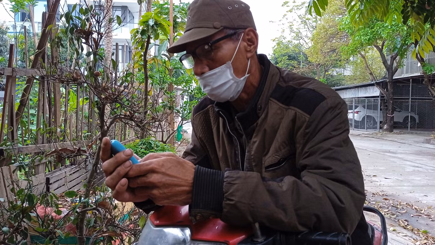 Ông Phạm Văn Năm bố nghi phạm kể lại vụ án mạng. Ảnh: N.L