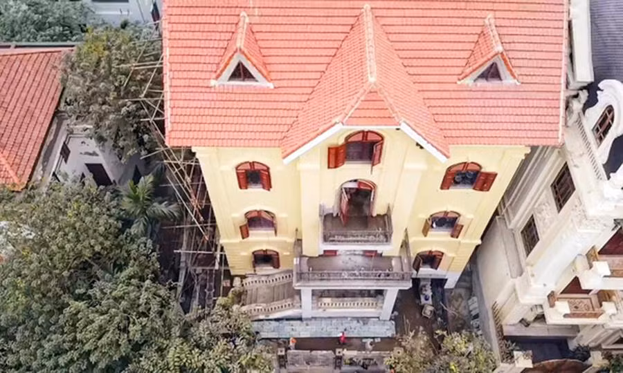 Sở Xây dựng Hà Nội đề nghị UBND TP giao UBND quận Cầu Giấy khẩn trương, kiên quyết chỉ đạo các phòng, ban chuyên môn hoàn thiện hồ sơ, tổ chức cưỡng chế, xử lý dứt điểm vi phạm tại công trình biệt thự số 9 lô B, khu biệt thự 5,2ha (phường Yên Hoà).