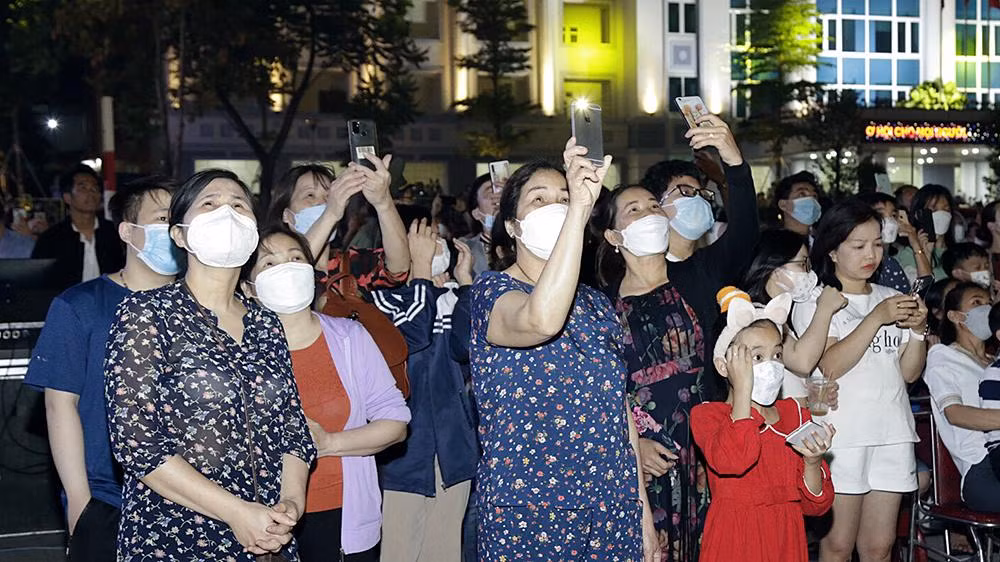 Người dân tranh thủ ghi lại những khoảnh khắc đẹp đêm pháo hoa.