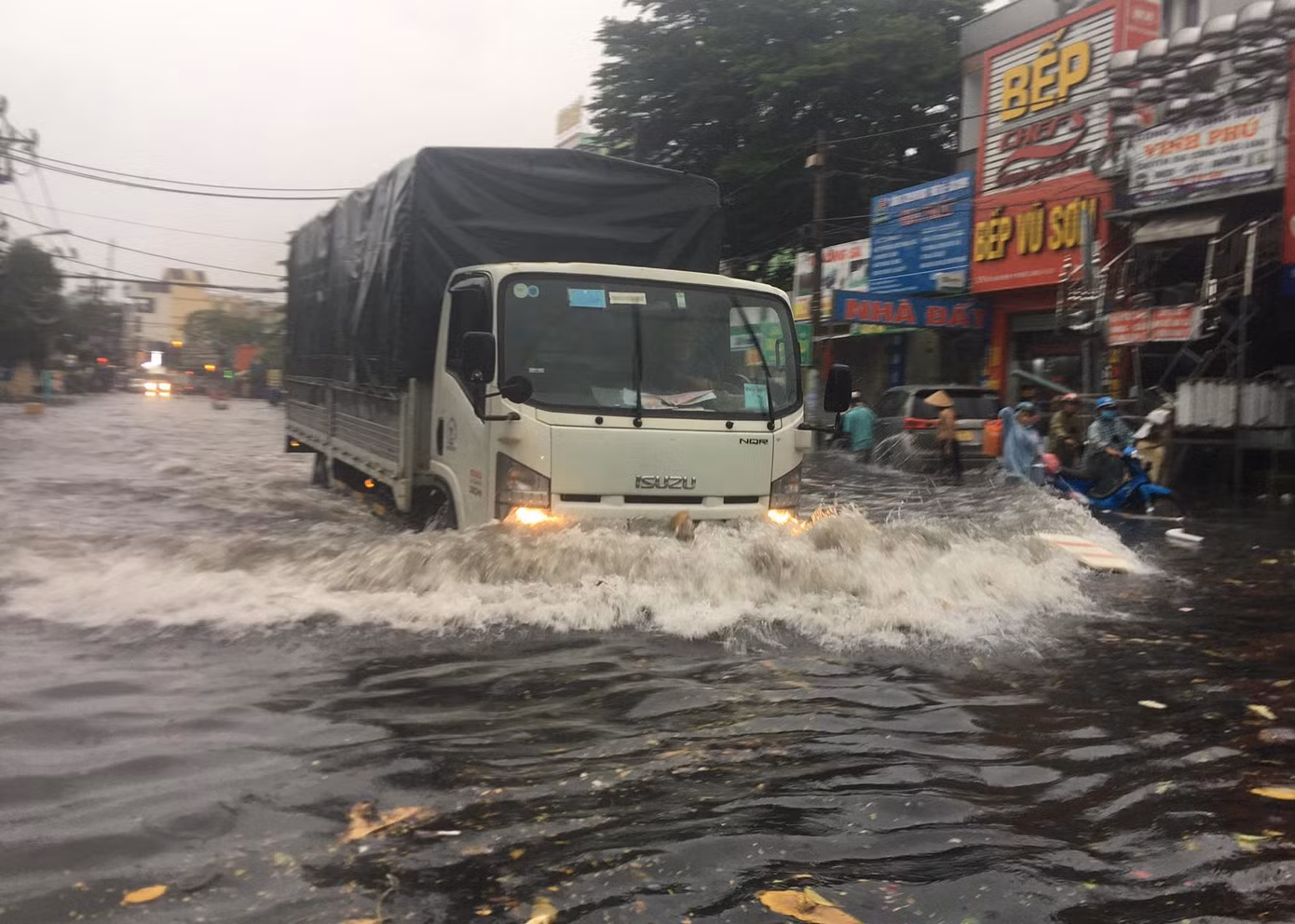 Đường ngập sâu tạo thành sóng lớn mỗi khi có ô tô lớn chạy qua.