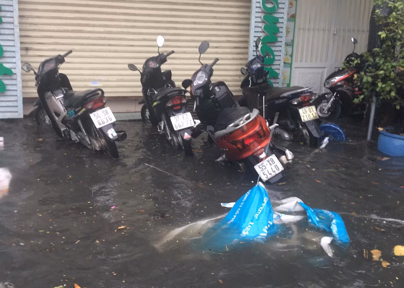 Nước ngập từ ngoài đường tràn lên vỉa hè, cháy vào nhà dân.