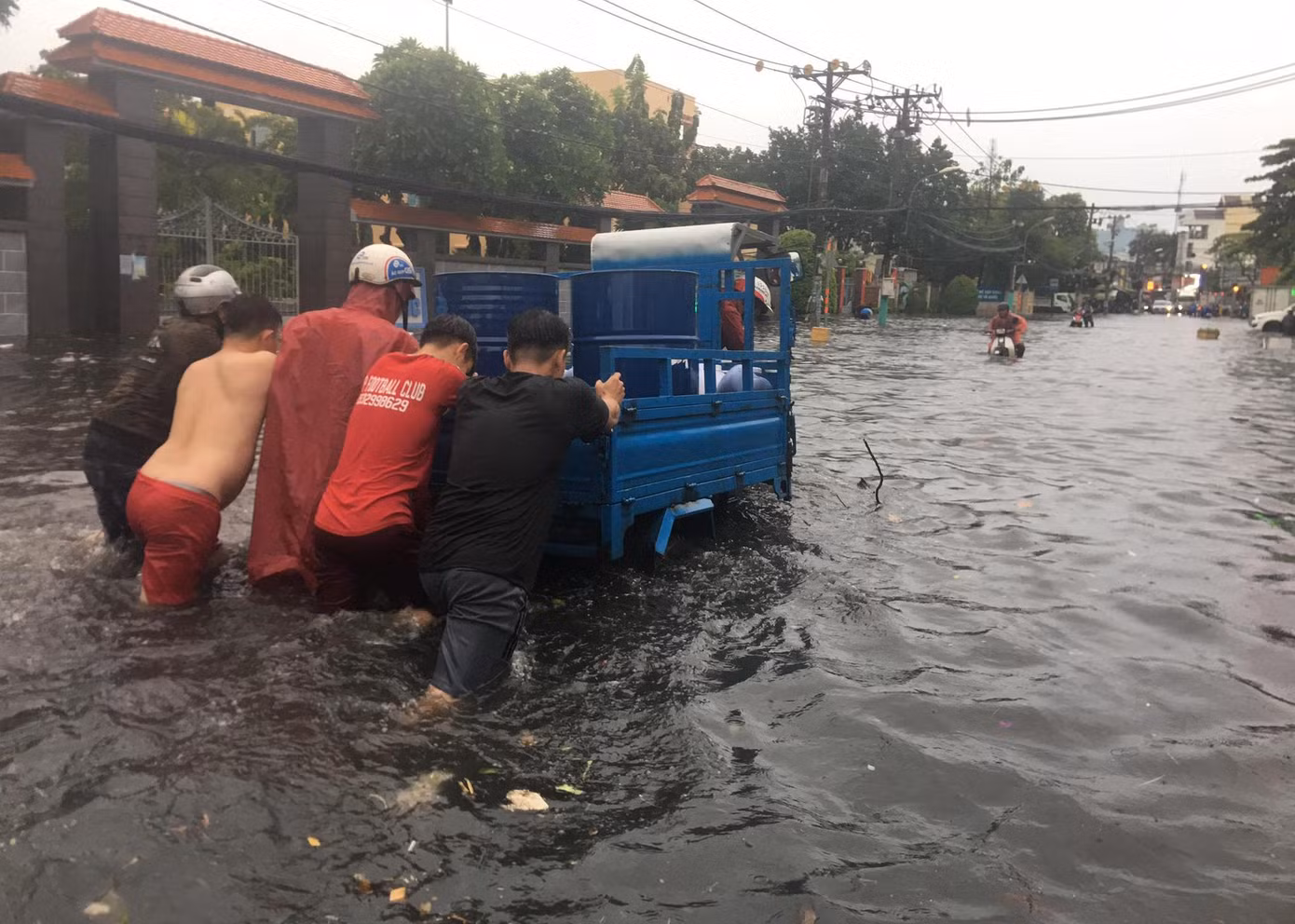 Ngập sâu khiến hàng loạt phương tiện chết máy giữa đường.