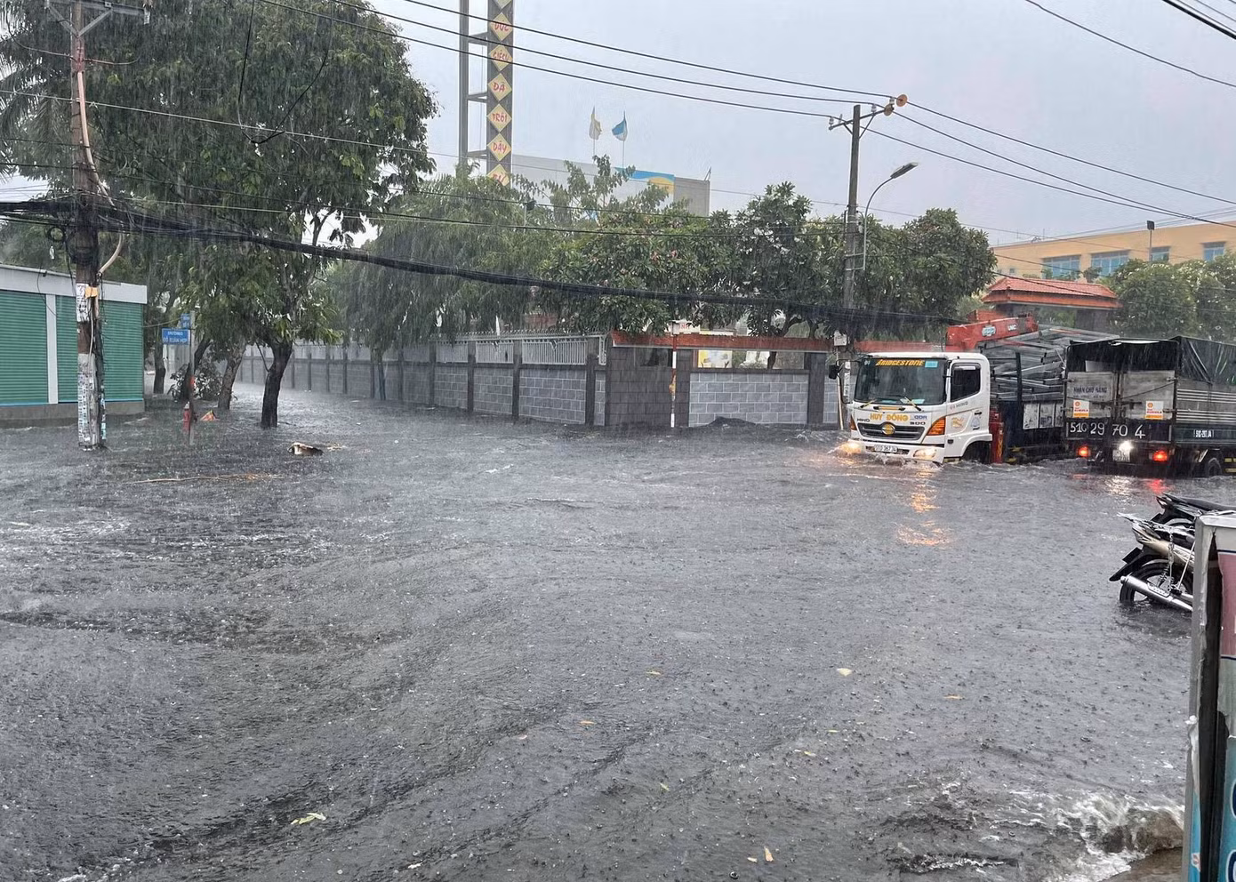 Từ đầu tháng 5 đến nay, khu vực TP Thủ Đức liên tục xảy ra mưa lớn gây ngập sâu nhiều tuyến đường. Chính quyền địa phương đã triển khai một số dự án thay cống lớn nhưng vẫn chưa thể triển khai khiến người dân chịu khổ mỗi khi mưa lớn.