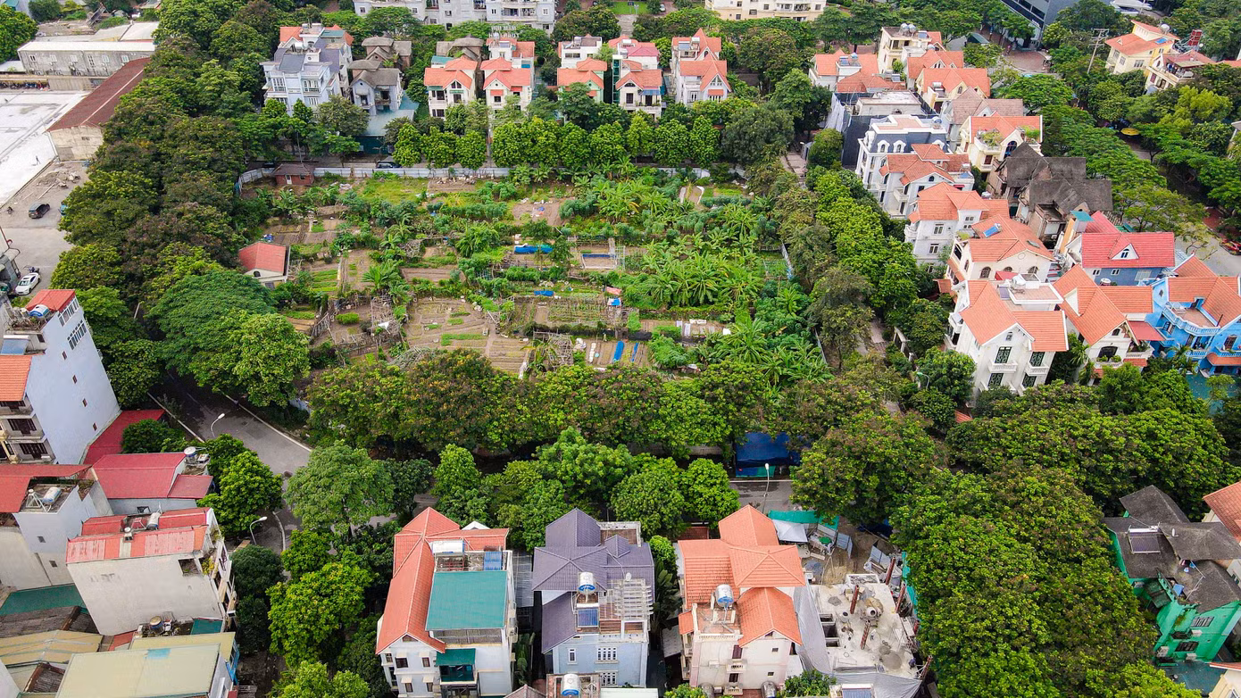 Được biết khu đất có diện tích khoảng 0,6ha, bao quanh 4 phía đều là khu nhà ở.