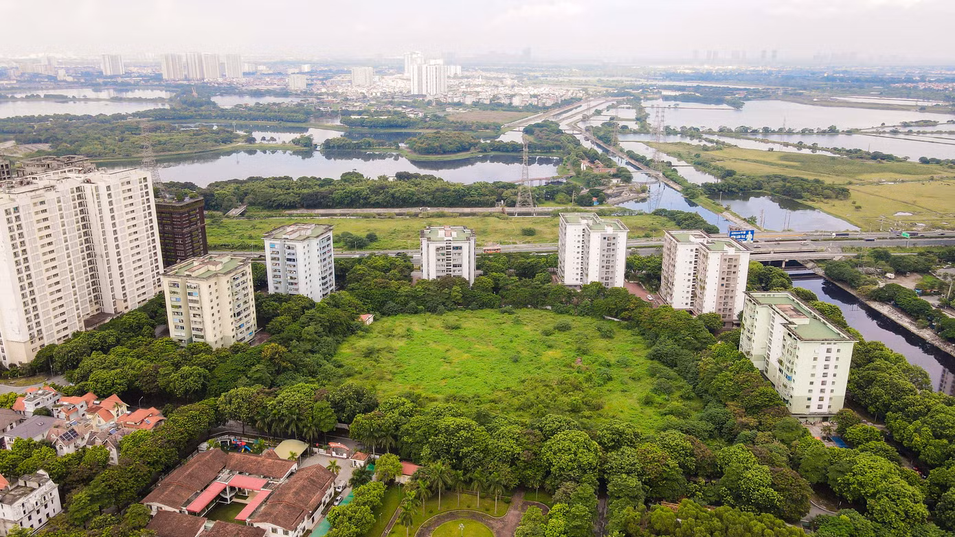 Trong ảnh là ô đất C1/TH2 (TH-III.15.2) được quy hoạch xây dựng Trường Tiểu học Hoàng Liệt, được bao quanh bởi chung cư cao tầng trong khu đô thị Pháp Vân - Tứ Hiệp (phường Hoàng Liệt, quận Hoàng Mai), gần cao tốc Pháp Vân - Cầu Giẽ.