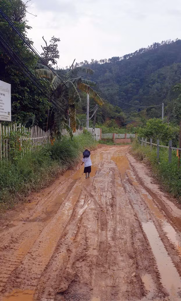 Đoạn đường phía Đông hồ Đồng Đò thôn Minh Tân, xã Minh Trí (huyện Sóc Sơn, Hà Nội) mỗi khi mưa lớn bị lầy lội và trơn trượt ảnh hưởng nghiêm trọng đến việc đi lại, sinh hoạt của người dân. Ảnh: người dân cung cấp.