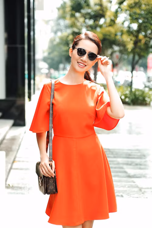 Người đẹp Phan Thị Mơ hóa thành quý cô công sở ảnh 2